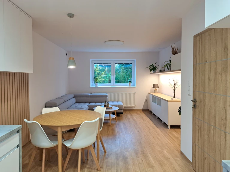 designérka p. Kamenčáková, THX 12131-1, Zlín - 2.jpg