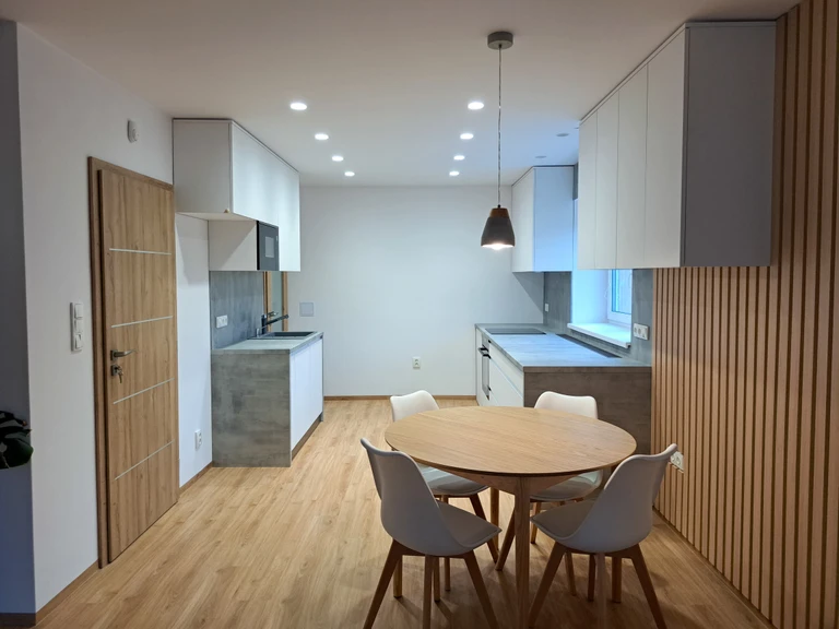 designérka p. Kamenčáková, THX 12131-1, Zlín.jpg
